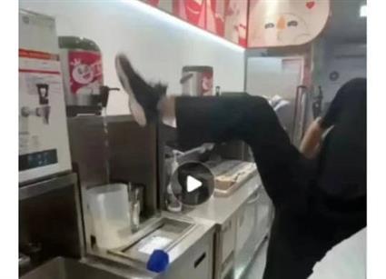 腳關(guān)水桶視頻引發(fā)眾怒，蜜雪冰城再陷食品安